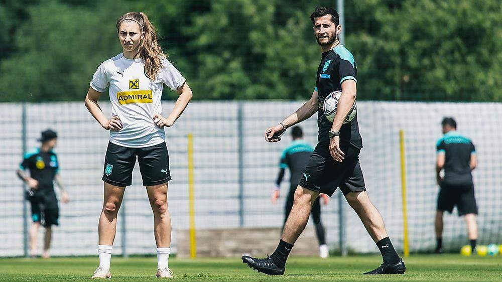 Sargon Duran, der neue Trainer der Sturm Frauen, und die ehemalige Sturm-Akteurin Katharina Naschenweng beim ÖFB-Nationalteam.