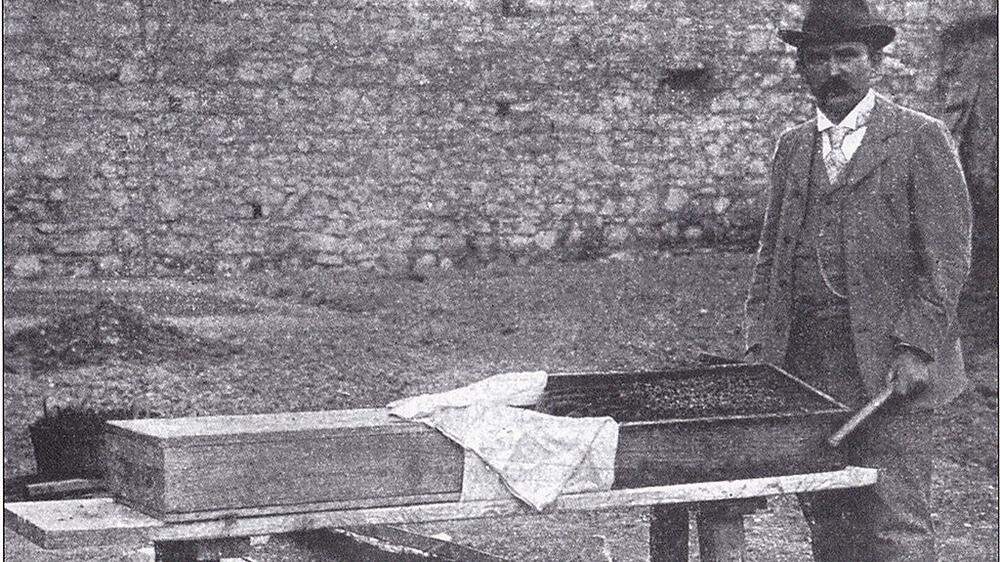 Historisches Bilddokument aus dem Jahr 1896: Gründungsobmann Emil Langhammer mit einem Bauernstock