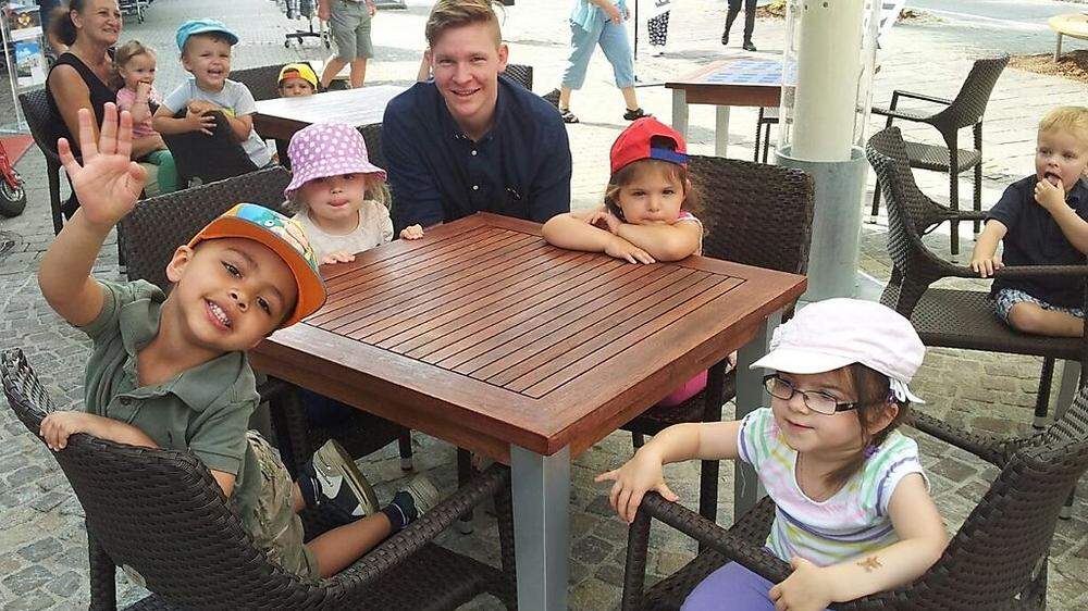 Felix Gauer bei seiner Arbeit mit den Kindern der Kindergruppe Knusperhäuschen in Velden