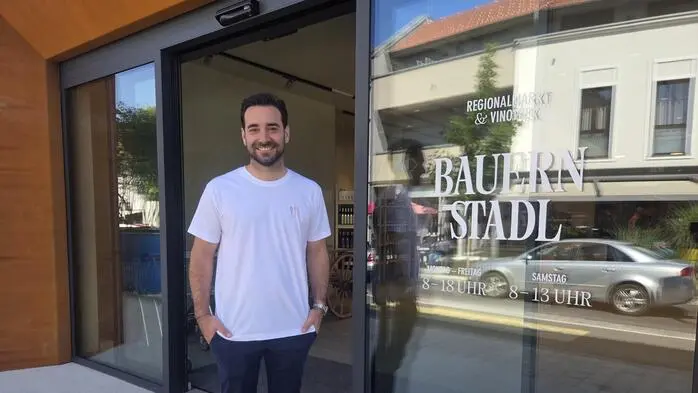 Bauernstadl-Geschäftsführer David Trummer eröffnet am Samstag, 11. Juli, das neue Buffetlokal „Feld – Das Marktlokal“ in der Bürgergasse. Hier am Bild: vor dem Bauernstadl-Eingang
