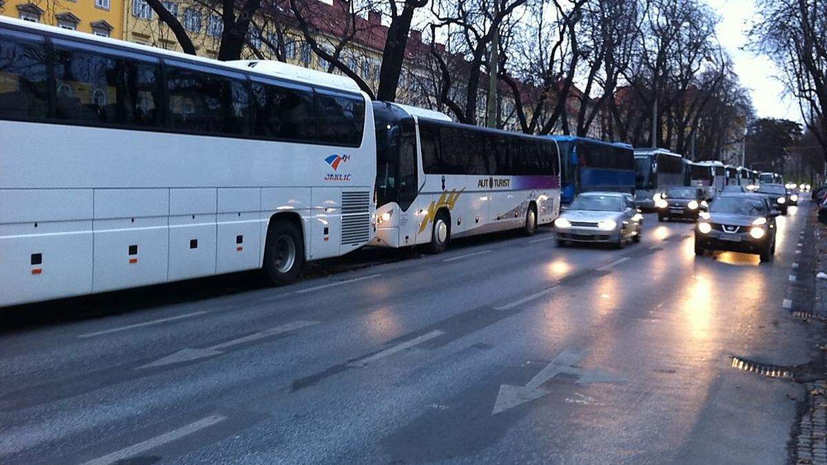 Advent in Graz ist auch eine Zeit hoher Reisebus-Dichte