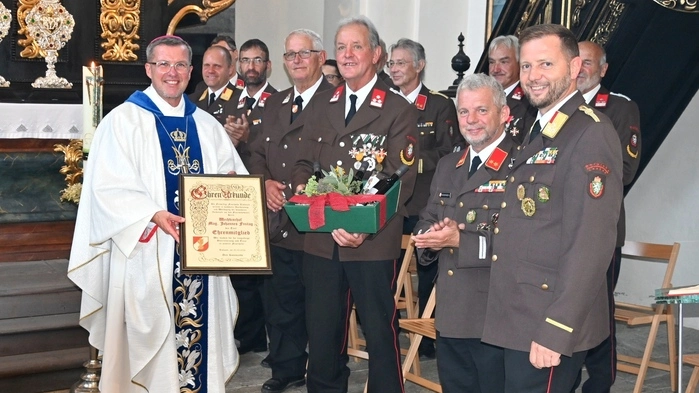 Weihbischof Johannes Freitag wurde zum Ehrenmitglied der FF Trofaiach ernannt