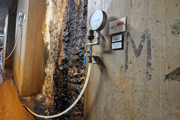 Dort befinden sich hunderte Messgeräte, in denen sämtliche Parameter, vom Wasserdruck bis zur Bewegung der Staumauer, gemessen und überprüft werden.