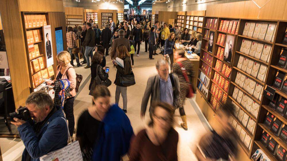Besucher zwischen den Bücherregalen auf der Buchmesse in Frankfurt am Main