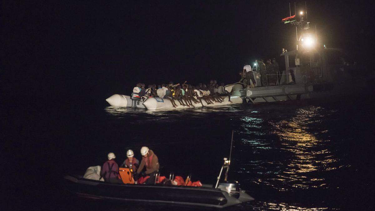 Bei einem Bootsunglück vor der libyschen Küste könnten nach Angaben der libyschen Küstenwache fast 100 Menschen ertrunken sein