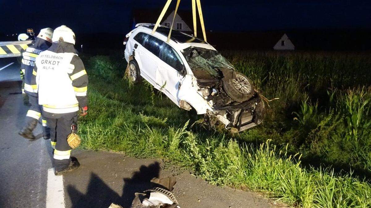 30 Kameraden der Feuerwehren Gniebing und Feldbach bargen das Unfallauto