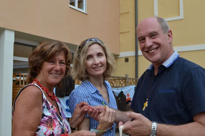 Brigitte Pekastnig, Gerit Smole und Direktor Wilfried Hude von der Caritas-Schule für Sozialbetreuungsberufe als LosverkäuferInnen.