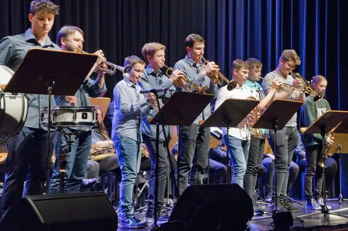 Veronika Reumüller, Lea Steinegger, Lena Kaufmann, Helena Temmel und Victor Rittmannsberger verliehen dem Abend stimmlich einen besonderen Glanz. Daneben traten ein Trompeten- und ein Saxophonensemble, unterstützt durch eine Rhythmusgruppe, auf.