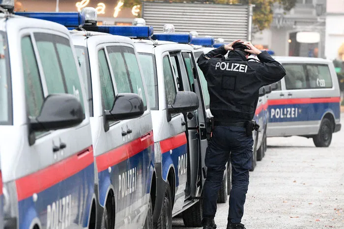 Für den Einsatz ist eine Vielzahl von Beamten angerückt. Einsatzeinheiten aus einem oder zwei weiteren Bundesländern waren als Verstärkung vorgesehen - insgesamt eine nicht näher veröffentlichte dreistellige Zahl an Beamten.