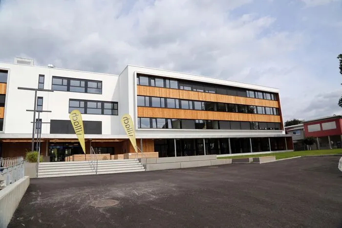 Neben nachhaltiger Holzbauweise, einer Photovoltaikanlage, hochwertigem Vollwärmeschutz und LED-Lampen wurde im Schulgebäude auch großen Wert auf ein Energiemonitoring-System gelegt.