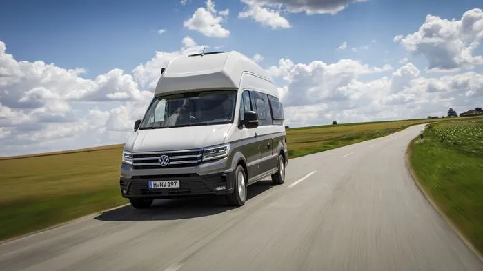 Volkswagens Jungs fürs Grobe strecken das legendäre Camping-Mobil California in die Sechs-Meter-Klasse. Zumindest dem Namen nach. Vielmehr basiert der Grand California, der auf dem Caravan Salon in Düsseldorf enthüllt wird, auf dem Crafter. Die Markteinführung ist für Frühjahr 2019 geplant.