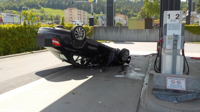 Das Auto blieb nach dem Absturz auf dem Dach liegen