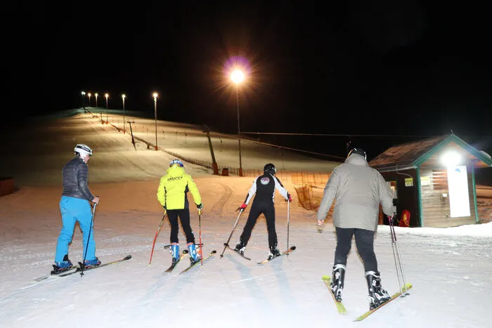 Los gehts mit dem Hochek Lift auf die Piste zum Nachtskilauf auf der Simonhöhe.