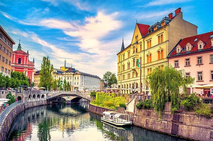 Ljubljana, Slowenien: Aus touristischer Sicht hat Slowenien lange keine Rolle gespielt – zu Unrecht. Symbol der slowenischen Hauptstadt ist der Drache, der sich nicht nur in im Wappen, sondern auch in der Architektur finden lässt.