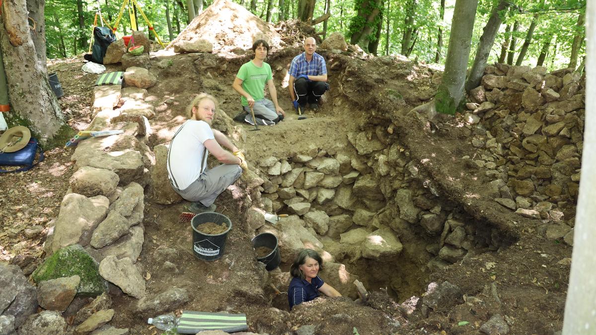 Die Archäologen mit Helfern bei einer Materialbruchhalde auf den Gleichenberger Kogeln 