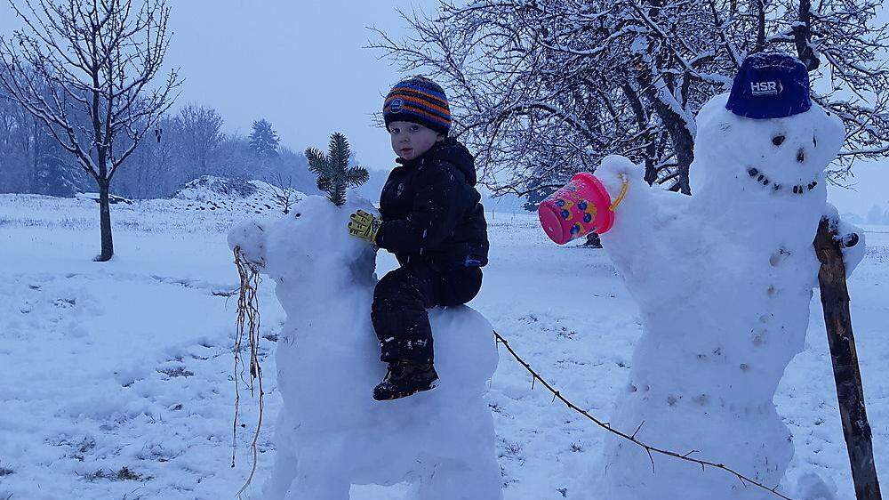 Der kleine Leonhard auf einer Schneekuh in Großfeistritz