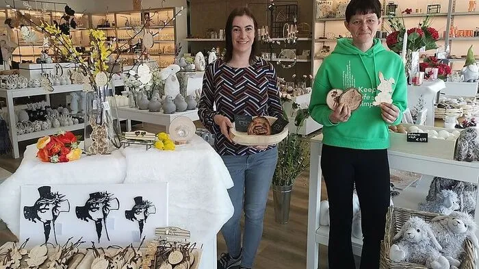 Geschäftsinhaberin Daniela Pachler mit Mitarbeiterin Alexandra Traussnig (von links) mit personalisierten Geschenkideen aus Holz und Schiefer