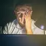 s,sujet, computerarbeit; überstunden; augenreizung; augen; gereizt; müde; müdigkeit; trockene; überarbeitet; mann; arbeit; arbeitszimmer; nacht; nachtschicht; dunkel; beleuchtung; schreibtisch; büro; burnout; gestresst; stress; überforderung; auge; verschlafen; augentropfen; unkonzentriert; mehrarbeit; brille; bildschirm