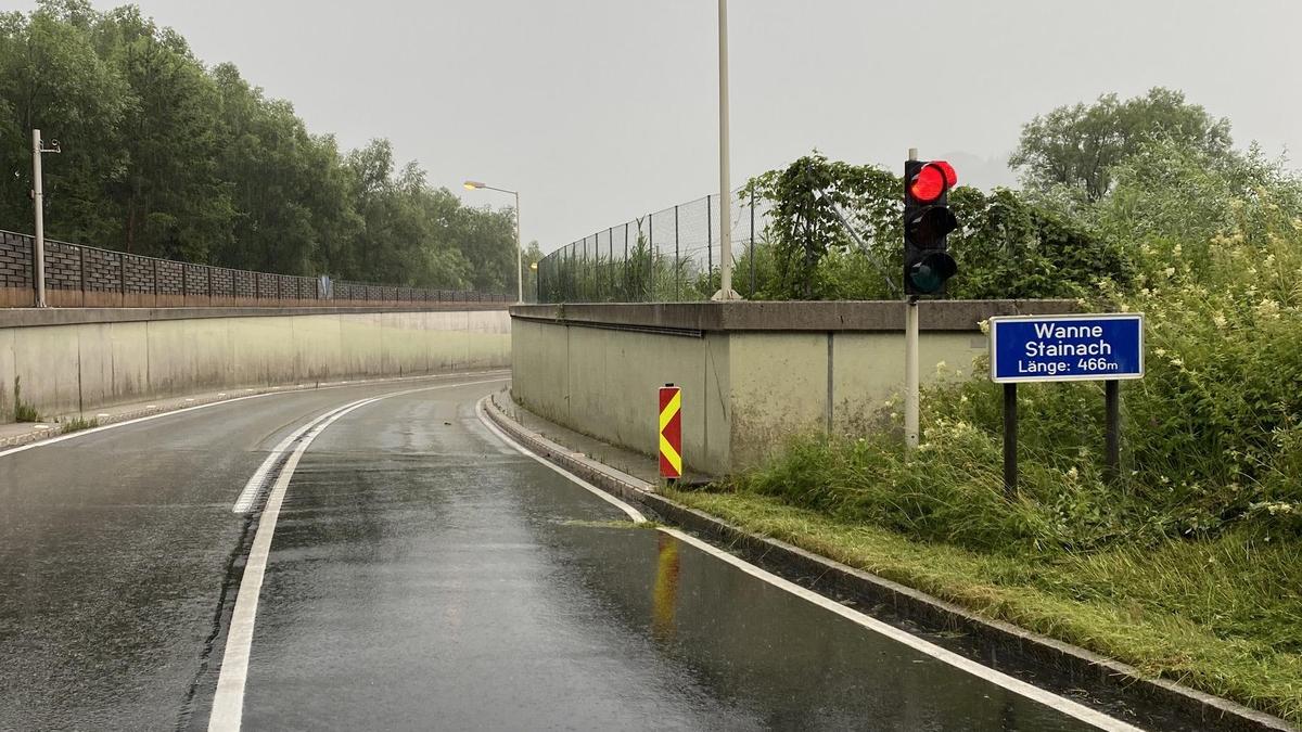 In der Wanne Stainach müssen Fahrbahnschäden in Fahrtrichtung Schladming behoben werden