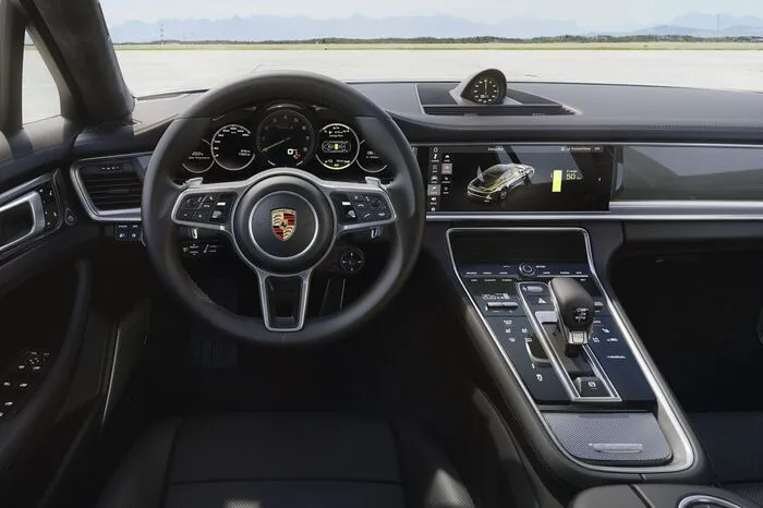 Zur Serienausstattung des Panamera Turbo S E-Hybrid zählen unter anderem die Keramikbremsen, das adaptive Sportfahrwerk mit Torque Vectoring, eine Servolenkung mit geschwindigkeitsabhängiger Unterstützung und 21-Zoll-Leichtmetallräder im 911-Turbo-Design. Außerdem in der Grundausstattung: eine Standklimatisierung, adaptive Aerodynamik-Elemente und die Dreikammer-Luftfederung inklusive Porsche Active Suspension Management. Die Langversion ist serienmäßig mit einer Hinterachslenkung ausgestattet. In Österreich kostet der Panamera Turbo S E-Hybrid ab 189.051 Euro, mit mit um 150 Millimeter verlängerten Radstand ab 202.555 Euro. Markstart ist im Juli.