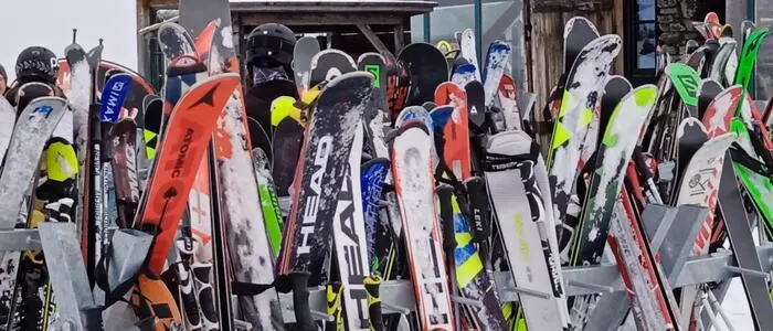 Ski stehen vor einer Hütte im Schnee