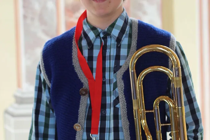 Lampenfieber ist für Peter Tiefenbacher (13) ein Fremdwort: Der Posaunist aus Maria Luggau spielt sein Instrument bereits seit acht Jahren und steht regelmäßig bei Auftritten seiner Heimatkapelle auf der Bühne. Am liebsten spielt er Märsche, Polkas oder Musik der Oberkrainer. Auch seine vier Geschwister sind sehr musikalisch.