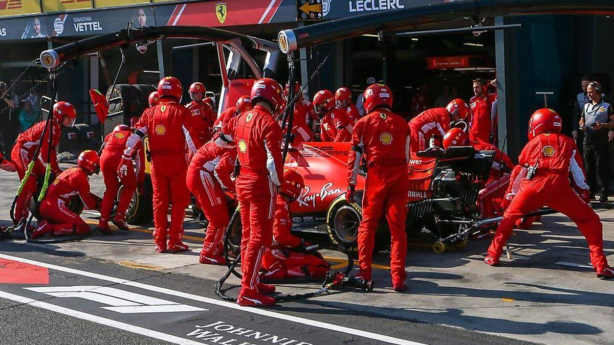 Um Ferrari wieder in die Erfolgsspur führen zu können, werden alle rund um Sebastian Vettel anpacken müssen 