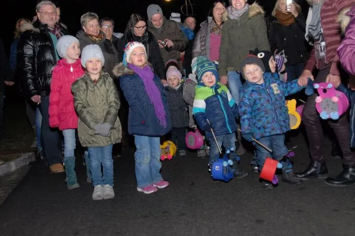 Besonders stolz waren die Kinder auf ihre selbst gemachten Laternen, die sie in Begleitung ihrer Eltern, Verwandten und Geschwister am Laternenumzug einweihen durften.