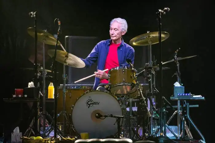 Der Schlagzeuger der Rolling Stones hatte die Ausstrahlung eines englischen Gentlemans, war stets dezent und elegant gekleidet, wirkte auch sonst eher unauffällig. Und er hatte ein Faible für Jazz, was ihn als musikalischen Feinschmecker auswies.