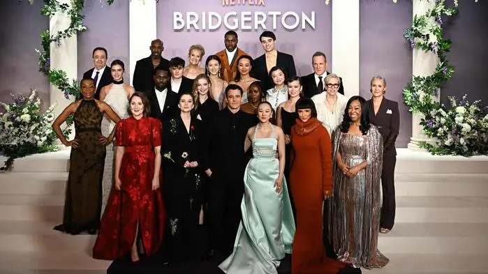 Die Stars von „Bridgerton“ feierten in Paris die Weltpremiere der vierten Staffel...