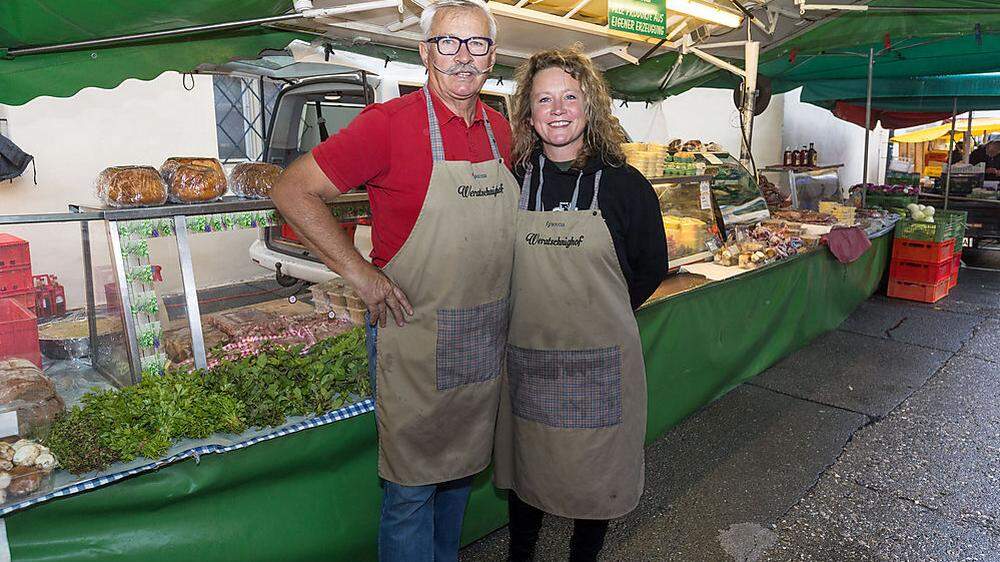 Silvia Weratschnig, hier mit ihrem Onkel Simon, verkauft regionale Produkte vom Weratschnighof wöchentlich am Benediktinermarkt 