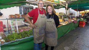Silvia Weratschnig, hier mit ihrem Onkel Simon, verkauft regionale Produkte vom Weratschnighof wöchentlich am Benediktinermarkt 