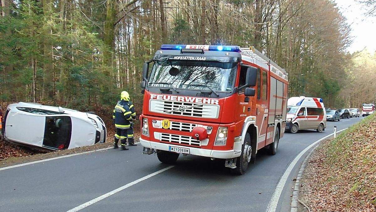 Der Pkw landete auf der Seite im Straßengraben.