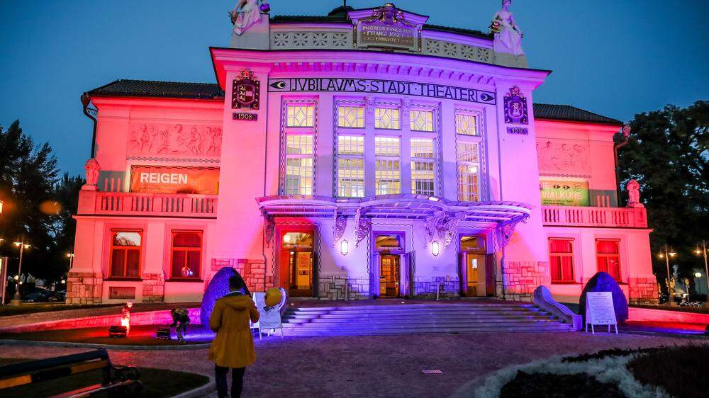 Man kann in Klagenfurt z. B. das Stadttheater am Nachmittag eines nebelgrauen Adventsonntags mit einem Lesefestival füllen