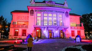 Man kann in Klagenfurt z. B. das Stadttheater am Nachmittag eines nebelgrauen Adventsonntags mit einem Lesefestival füllen