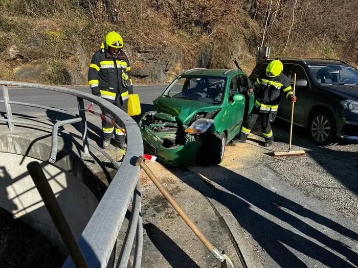 Die Feuerwehr musste ausgelaufene Betriebsmittel binden und ein Fahrzeug abschleppen