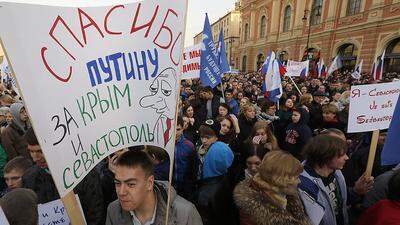 "Danke Putin für die Krim!": Russen in St. Petersburg