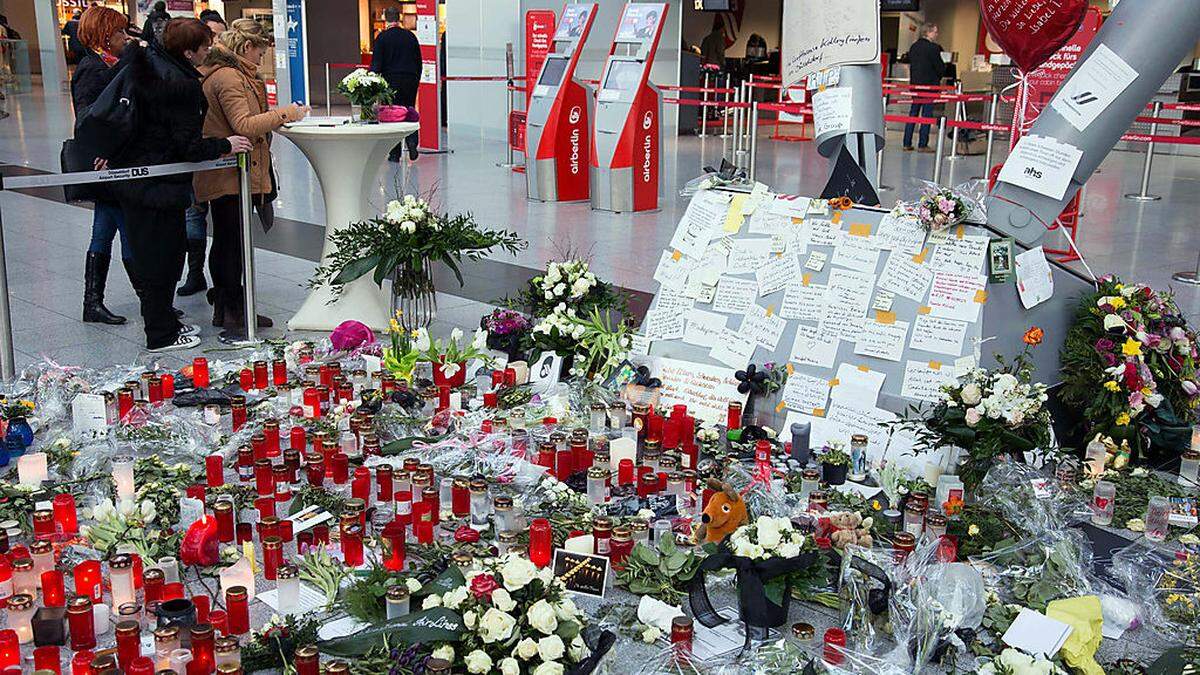 Trauer am Flughafen Düsseldorf, wo die Maschine landen hätten sollen