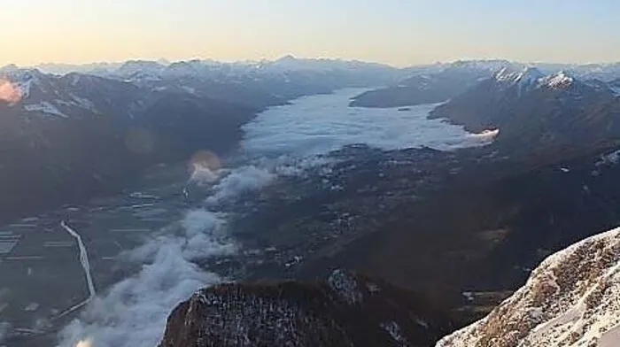 Über dem Gailtal scheint die Sonne vom Himmel