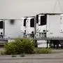Die Kühllaster mit den Corona-Toten stehen auf einem Parkplatz in Brooklyn. 