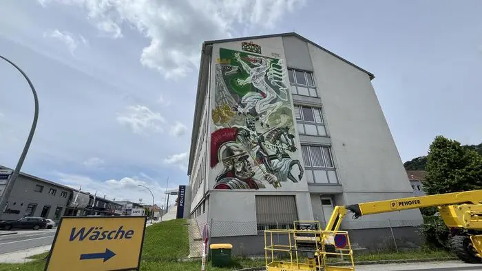 Polizeigebäude. Künstler Nychos aus Hartberg