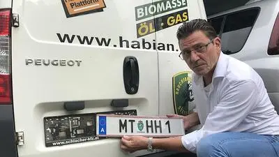 MT steht für Murtal, HH für Herwig Habian. Weil es auch „Heil Hitler“ heißen könnte, musste es der Unternehmer aus Zeltweg abmontieren