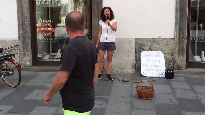 "I am still learning": Katja aus Marburg studiert Gesang - und gibt ihr Können schon jetzt zum Besten