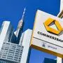 Der Commerzbank-Tower und das Banklogo im Vordergrund | Blick auf das Commerzbank-Logo mit der Frankfurter Zentrale im Hintergrund