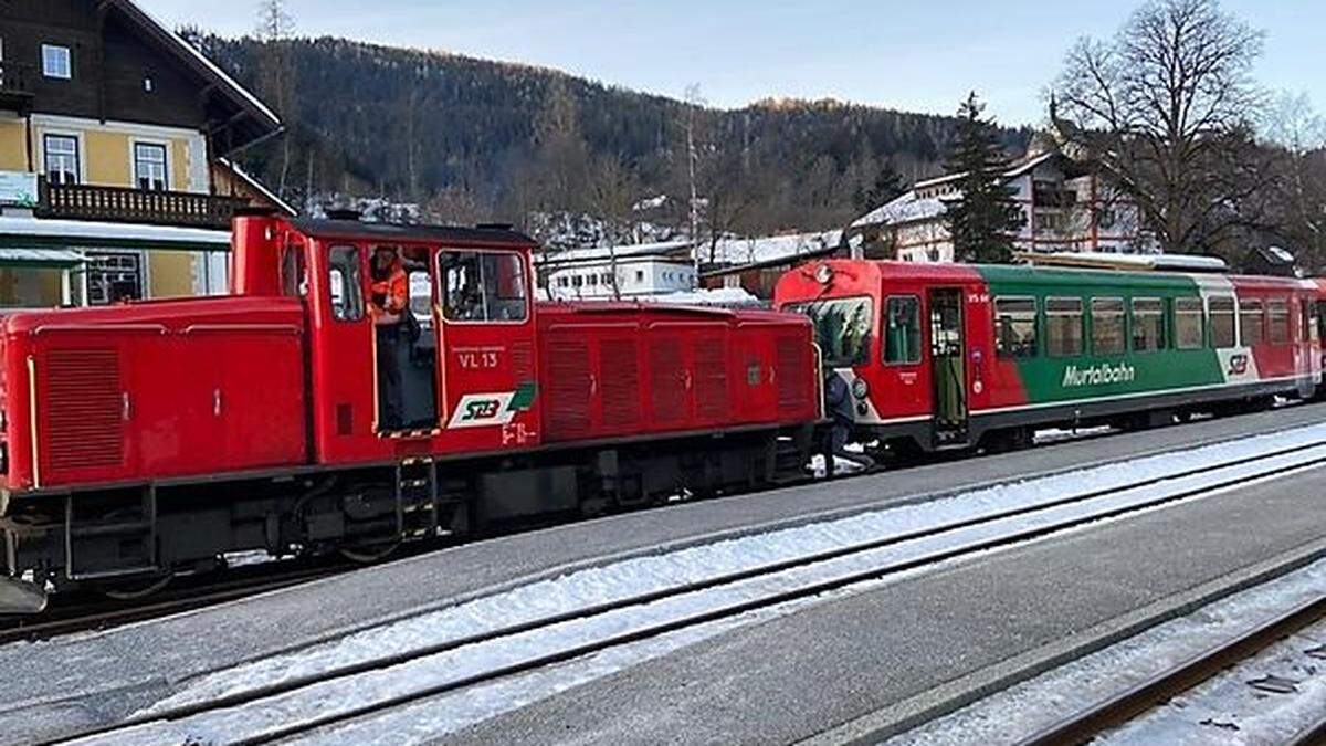 Auch am Donnerstag musste die Bahn abgeschleppt werden, Bürgermeister Thomas Kalcher schoss ein Foto