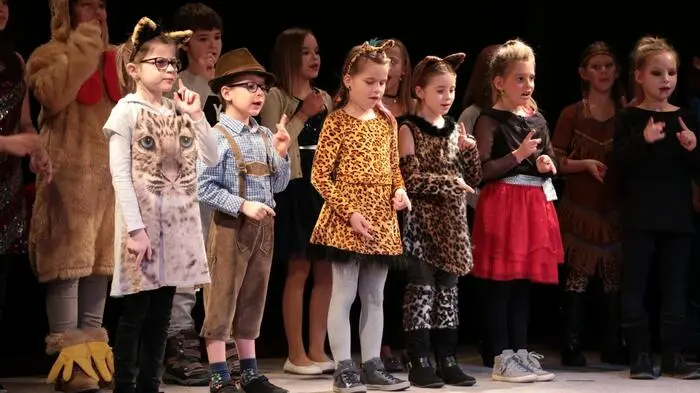 Auch in diesem Jahr war das Programm des Pfarrfaschings in Markt Hartmannsdorf bunt gemischt. Viele Gruppen der Volksschule und Neuen Mittelschule begeisterten dabei.