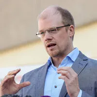 Andreas Bergthaler ist als Virologe (Med-Uni Wien) auch Mitglied der Gecko-Kommission. "Wir sind in mancherlei Hinsicht bzw. limitiert eingebunden, aber vieles ist offenbar politisch schon entschieden", sagt er zur aktuellen Entscheidungsfindung der Bundesregierung in Sachen Quarantäne. 