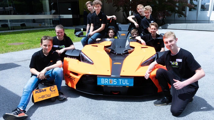 Hunderte steirische AHS-Schüler schlossen sich im vergangenen Schuljahr mit Industriebetrieben aus der Region kurz. Im Projekt "Faszination Technik" geht es darum, auch AHS-Schüler für Technik zu begeistern. Gelungen ist das etwa bei den Schülern des BG/BRG Carneri, die bei KTM der X-Bow-Produktion auf der Spur waren.