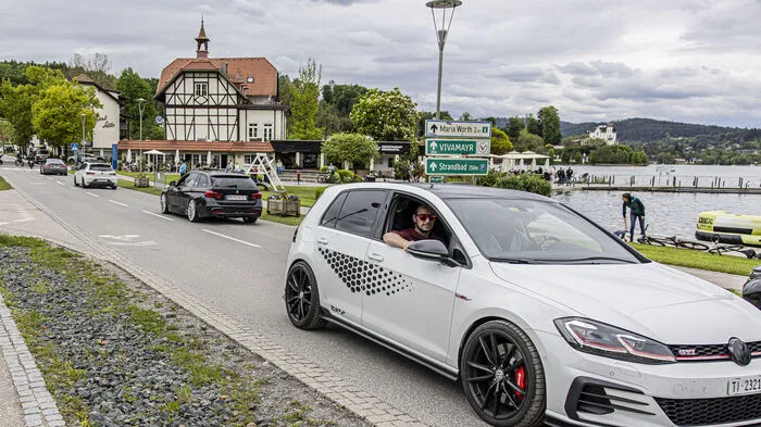Zahlreiche Auto- und Tuningfans sind trotz der Absage des offiziellen GTI-Treffens auch heuer wieder nach Kärnten gekommen und drehen rund um Wörthersee und Faaker See ihre Runden.