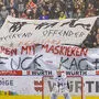 Im ersten Spiel gegen Znaim durften die Fans noch in Bozen in die Halle und die Fans attackierten mit einem Transparent auch den KAC
